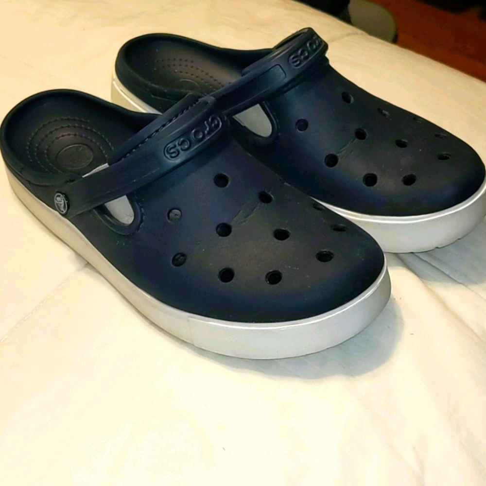 💥🐊 NAVY BLUE CROCS IN GREA ,GENTLY USED 9/
